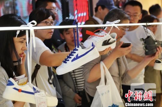 老牌国货品牌回力展示限量新品“回天之力”。 张亨伟 摄